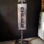 Loftowy znak dekoracyjny OPEN | Industrialny design ze stali