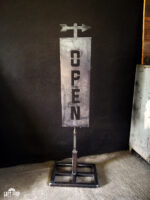 Loftowy znak dekoracyjny OPEN | Industrialny design ze stali